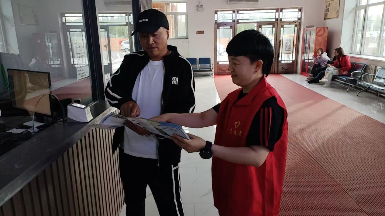 圖強(qiáng)林業(yè)局生態(tài)旅游發(fā)展公司開展志愿服務(wù)活動(dòng) 旅游咨詢服務(wù)溫暖人心